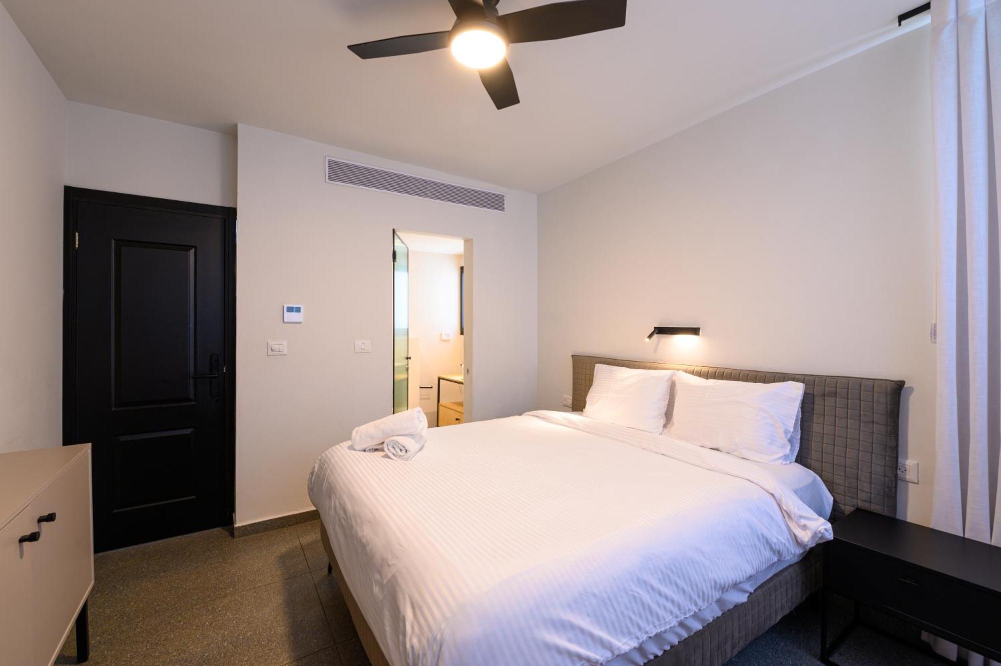 Suite Lit Queen-Size - Vue sur Piscine