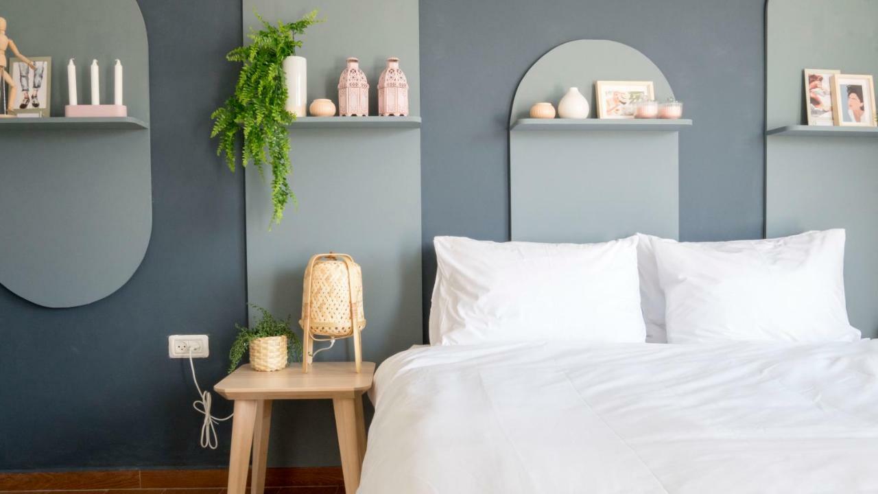 Chambre Lit Queen-Size avec Salle de Bains Commune